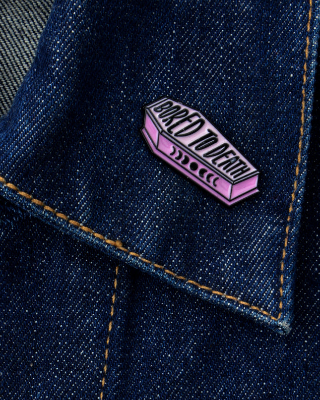 Tylsistynyt kuoliaaksi -tarranappi