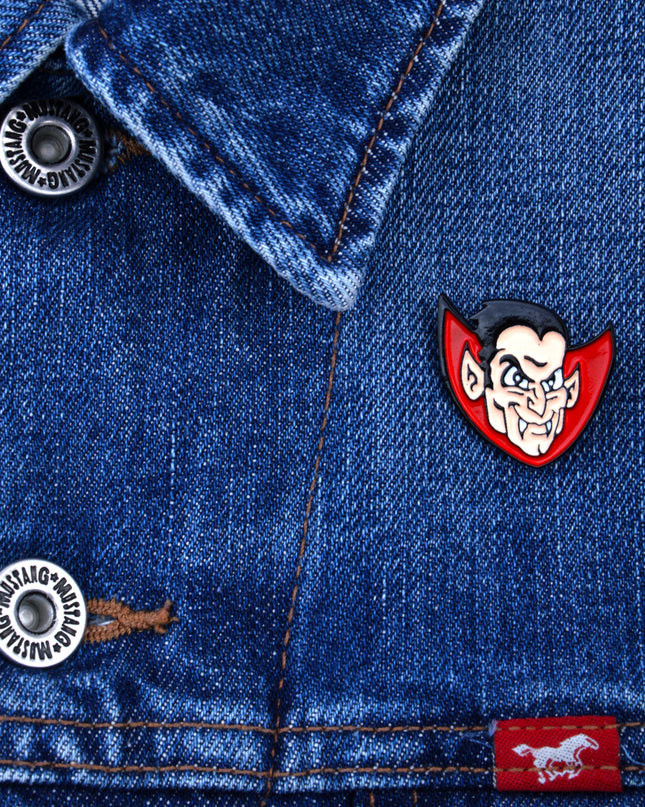 Dracula Pin - Klassinen Halloween-aksesuua