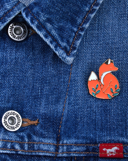 Kettu Kasvien kanssa -pinssi