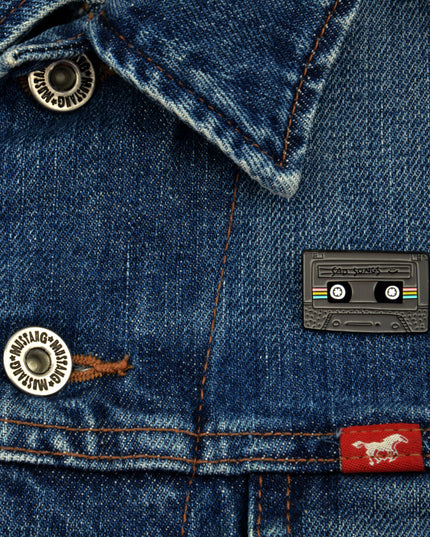 Surulliset Laulut -emalipinni