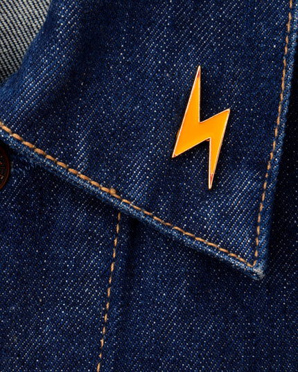 Kitűző - Lightning Strikes -rohkea asuste