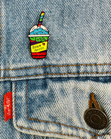 Aivopähkinä-tarvikkeiden pinssi